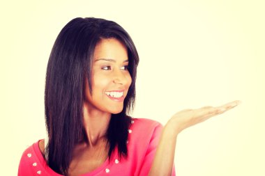 kadın avucunun üzerinde kopya alanı sunma