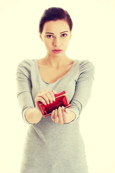 Mujer mostrando cartera vacía — Foto de Stock