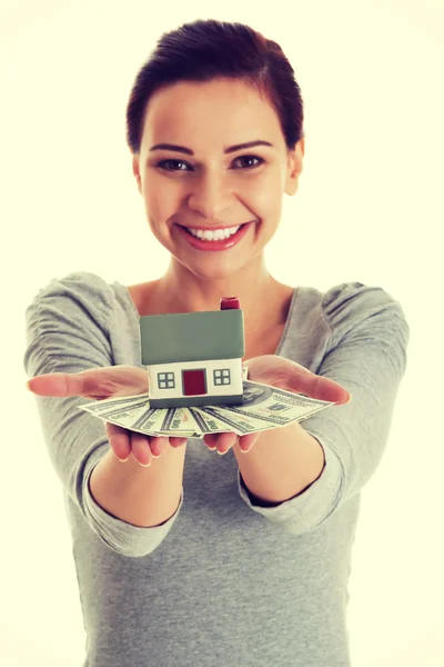 Kadın holding para ve ev. — Stok fotoğraf