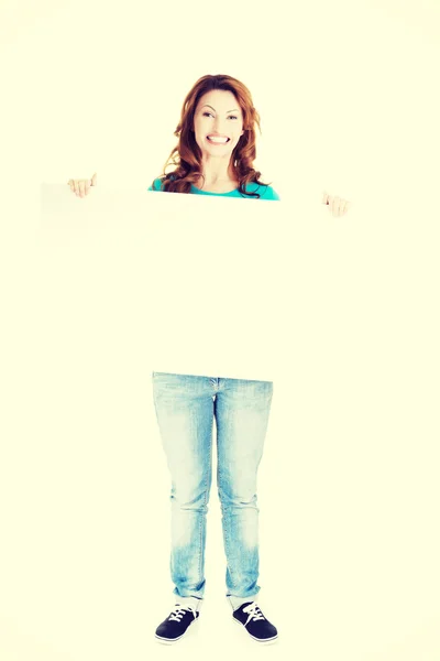 Szczęśliwa kobieta z pustą deską — Zdjęcie stockowe