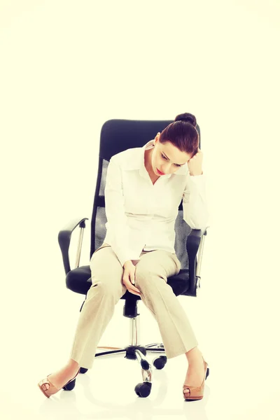Geschäftsfrau sitzt auf Stuhl. — Stockfoto