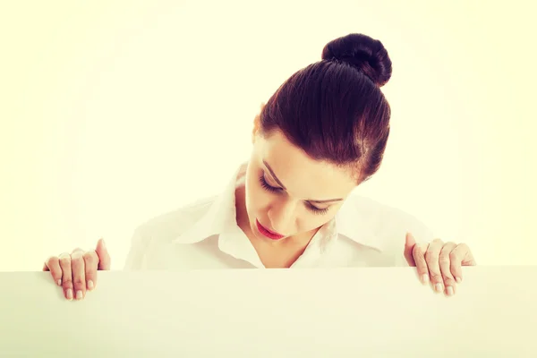 Mujer de negocios que sostiene la placa —  Fotos de Stock