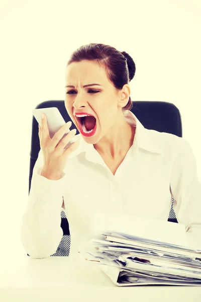 Business woman screaming to phone — Stock Photo, Image