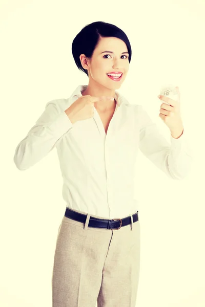Geschäftsfrau zeigt LED-Glühbirne — Stockfoto