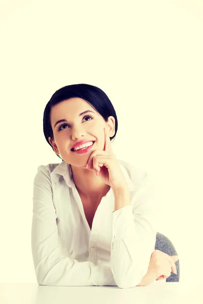 Счастливая деловая женщина смотрит на копировальное пространство — стоковое фото