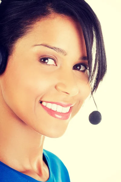 Bonito jovem assistente de call center sorrindo — Fotografia de Stock