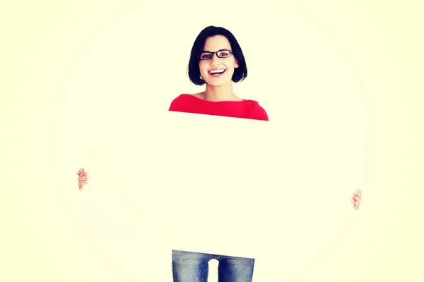 Retrato jovem mulher feliz com placa em branco — Fotografia de Stock