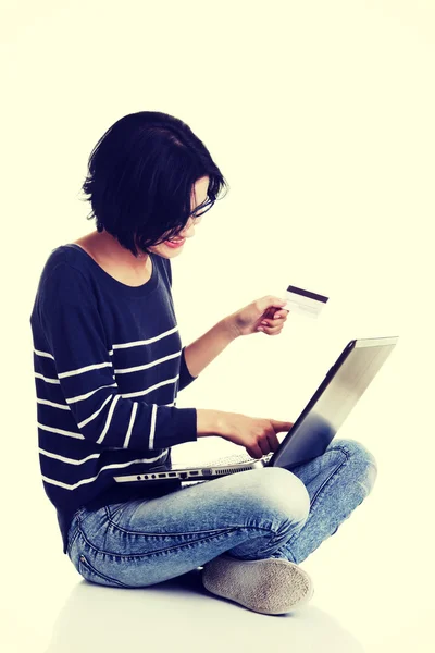 Mulher com laptop e cartão de crédito — Fotografia de Stock