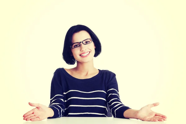 Chica estudiante sonriente sentada en el escritorio —  Fotos de Stock