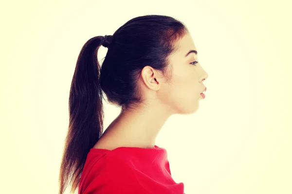 Joven mujer soplando en algo — Foto de Stock