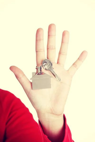 Hand hält einen Hausschlüssel. — Stockfoto