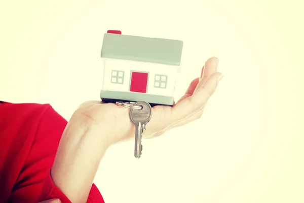 Hand holding a house key. — Stock Photo, Image