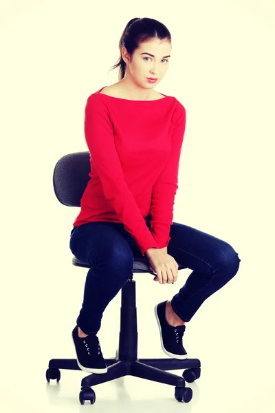 ホイールの椅子に座っている若い幸せな女 — ストック写真