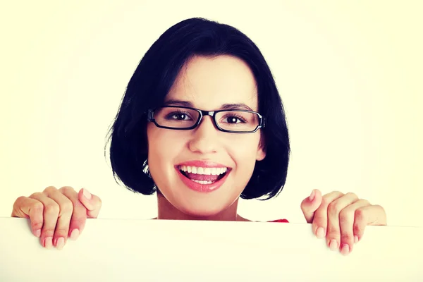 Portrait jeune femme heureuse avec tableau blanc — Photo