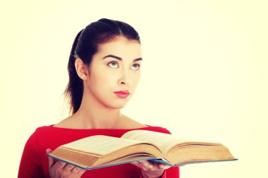 Kadın kitap okuyor.