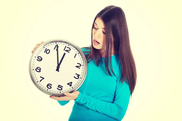 Kvinna som håller en klocka — Stockfoto