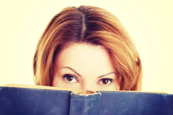 Mujer con libro —  Fotos de Stock