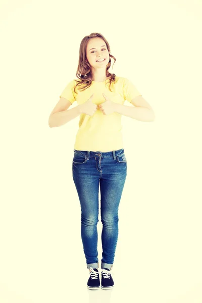 Mujer señalando pulgares hacia arriba . — Foto de Stock