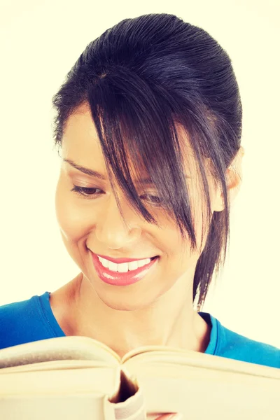 Woman reading book — Stock Photo, Image