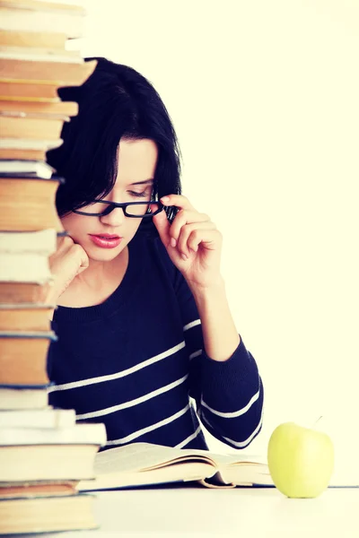 Mujer estudiando en el escritorio — Foto de Stock