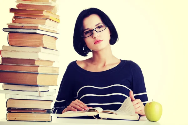 Frau studiert am Schreibtisch — Stockfoto