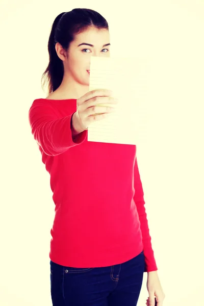 Mujer mostrando bloc de notas en blanco . —  Fotos de Stock