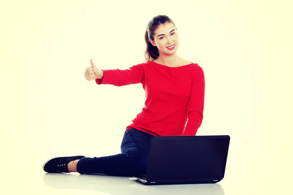 Mulher usando laptop — Fotografia de Stock