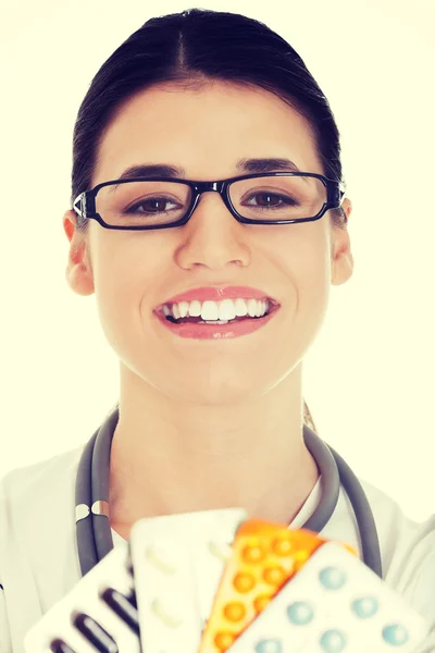 Medicina segurando pílulas — Fotografia de Stock