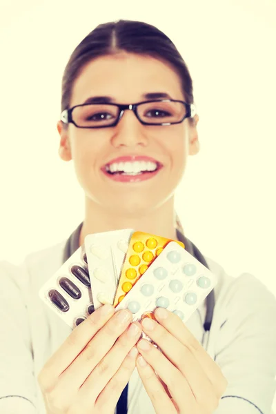 Médico sosteniendo pastillas — Foto de Stock