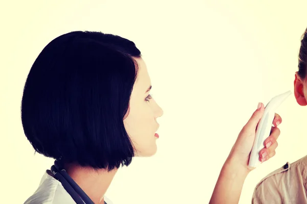 Nurse checking temperature — Stock Photo, Image