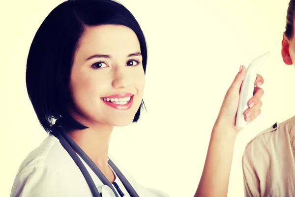 Nurse checking temperature — Stock Photo, Image