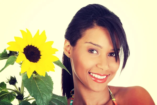 Mädchen mit Sonnenblume — Stockfoto