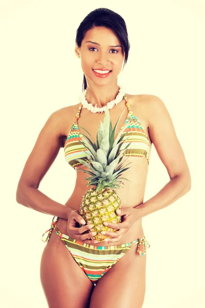 Kobieta z ananasem. — Zdjęcie stockowe
