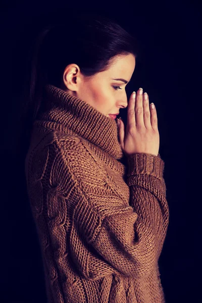 Vrouw biddend. — Stockfoto