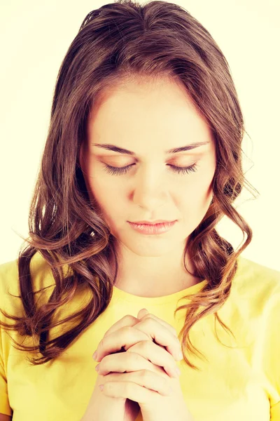 Καυκάσιος κορίτσι προσεύχεται — Φωτογραφία Αρχείου