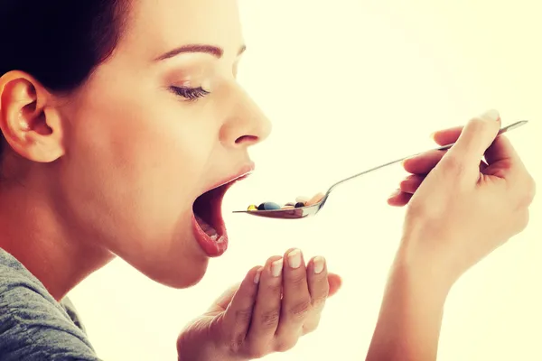 Mujer tomando pastillas — Foto de Stock