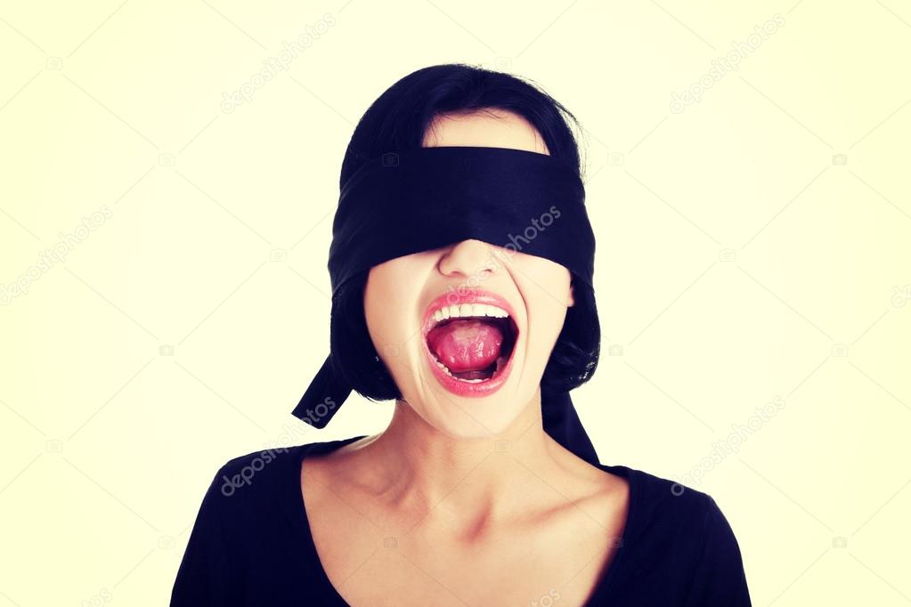 жены с завязанными глазами