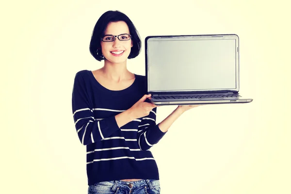 Mulher segurando laptop de 17 polegadas — Fotografia de Stock