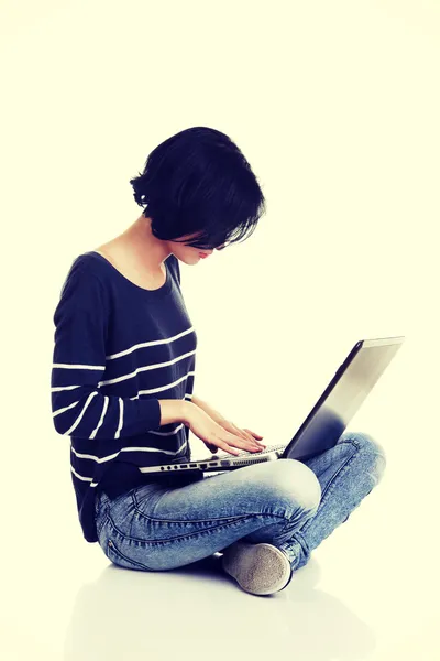 Doordachte vrouw met een laptop — Stockfoto