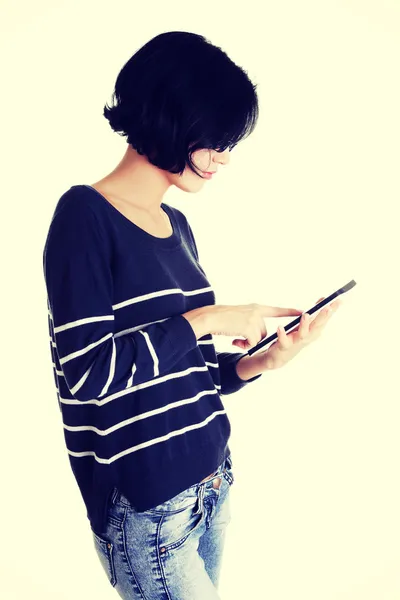 Mujer trabajando en Tablet PC — Foto de Stock