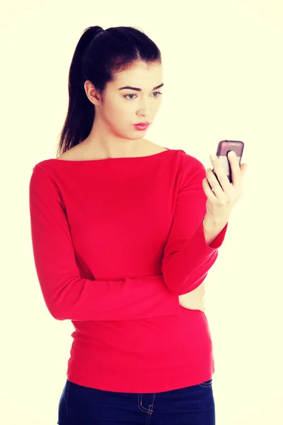 Mujer usando un móvil — Foto de Stock