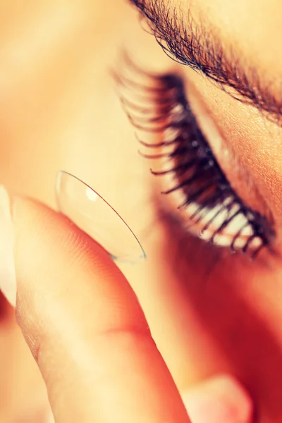 Vrouw zetten contactlens — Stockfoto