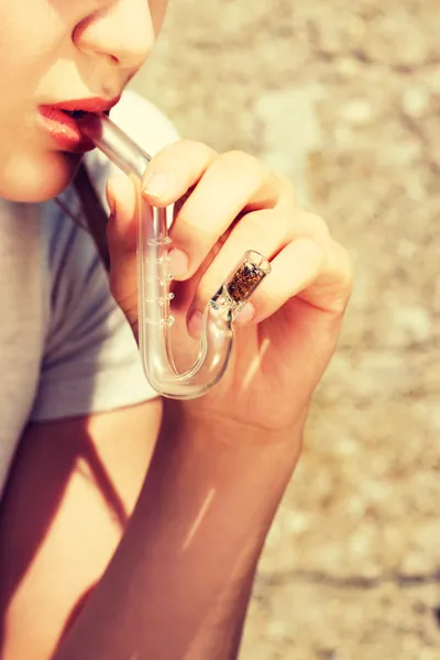 Teenager-Mädchen raucht Cannabis — Stockfoto