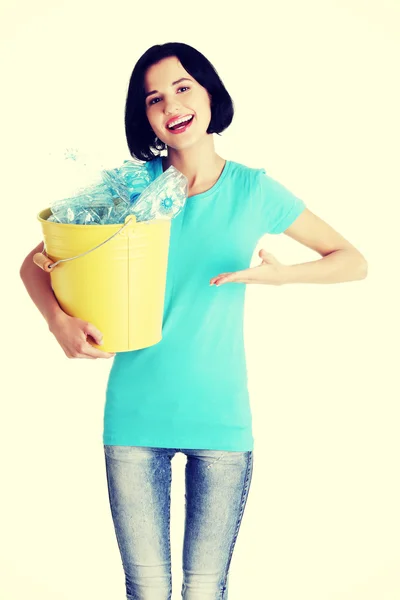 Mulher segurando bin reciclagem — Fotografia de Stock