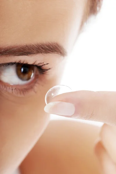 Vrouw zetten contactlens — Stockfoto