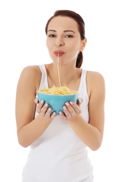 Femme manger des pâtes — Photo