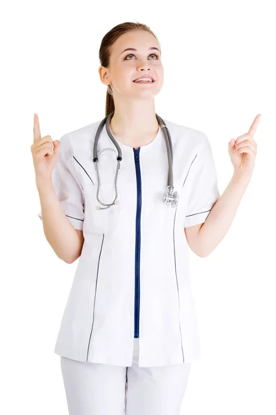 Krankenschwester zeigt nach oben — Stockfoto