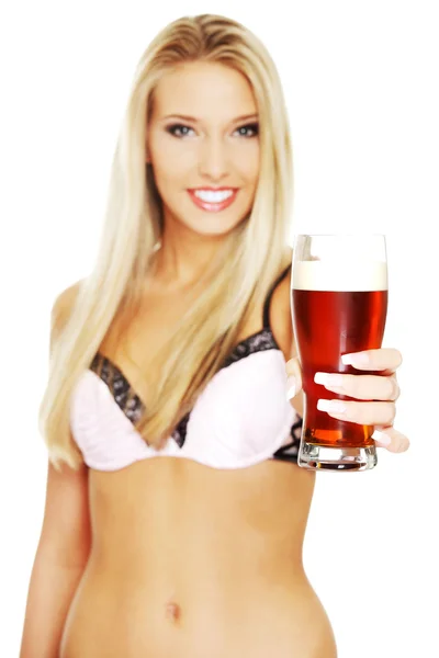 Vrouw bedrijf glas bier — Stockfoto