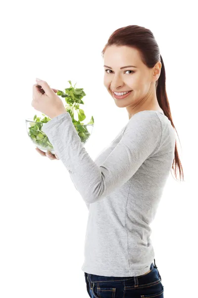 Frau isst Salat. — Stockfoto