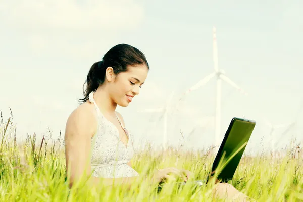 Flicka med laptop nästa — Stockfoto